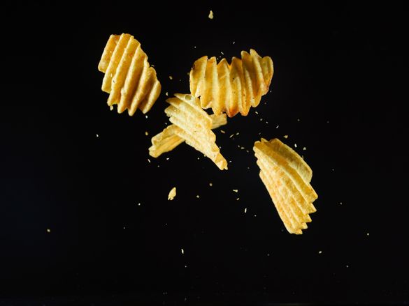 Chips fallen vor einem schwarzen Hintergrund.