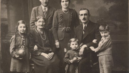 Schwarzweißbild der siebenköpfigen Familie.