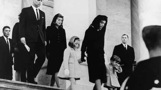 Robert F. Kennedy (links vorne) sowie Präsidentengattin Jacqueline Kennedy (vorne mit ihren Kindern) bei der Beerdigung ...