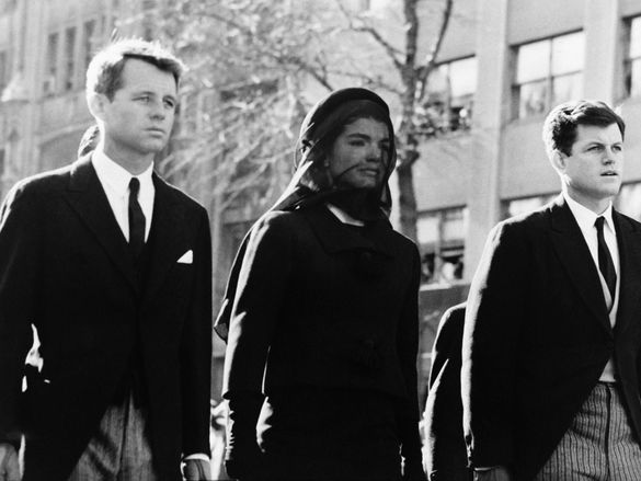 Robert Kennedy, Jackie Kennedy und Edward Kennedy bei der Beerdigung von Präsident John F. Kennedy am ...
