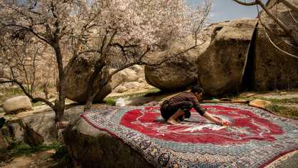 Ein Mann wäscht in Vorbereitung auf das persische Neujahrsfest Nouruz nahe dem afghanischen Dorf Kohna Deh ...