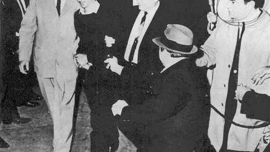 24. November 1963: Jack Ruby erschießt Lee Harvey Oswald bei dessen Überführung in das Staatsgefängnis von Dallas. ...