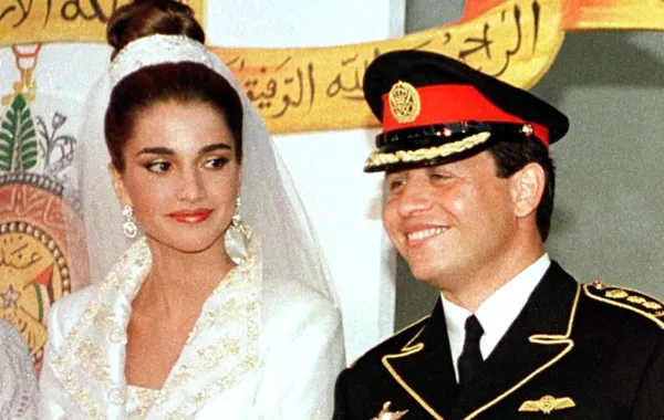 ملك الأردن عبدالله الثاني والملكة رانيا في يوم زفافهما King Abdallah of Jordan and his wife Queen Rania (مصدر الصورة: RABIH MOGHRABI / AFP)