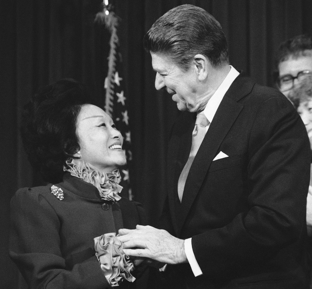 1984年，陈香梅和罗纳德·里根总统在白宫。里根是她圈子里的众多政治领导人之一。