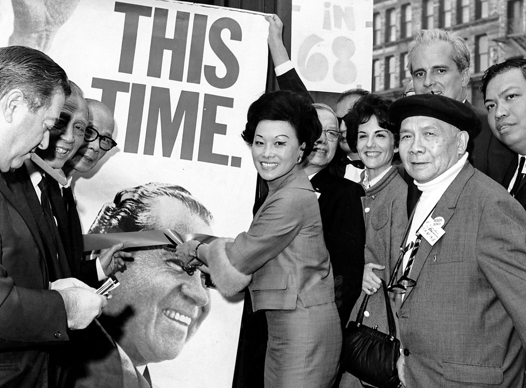 1968年，陈香梅在曼哈顿唐人街为尼克松总统竞选总部启用剪彩。