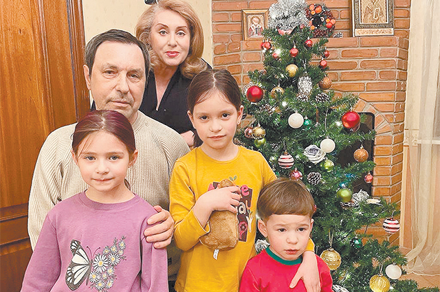 Январь 2024 года. 68-летний Николай с женой Мариной, внучками и внуком.