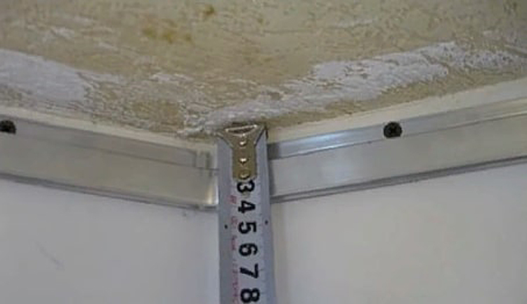 Уменьшение потолка из-за конструкции натяжного потолка 