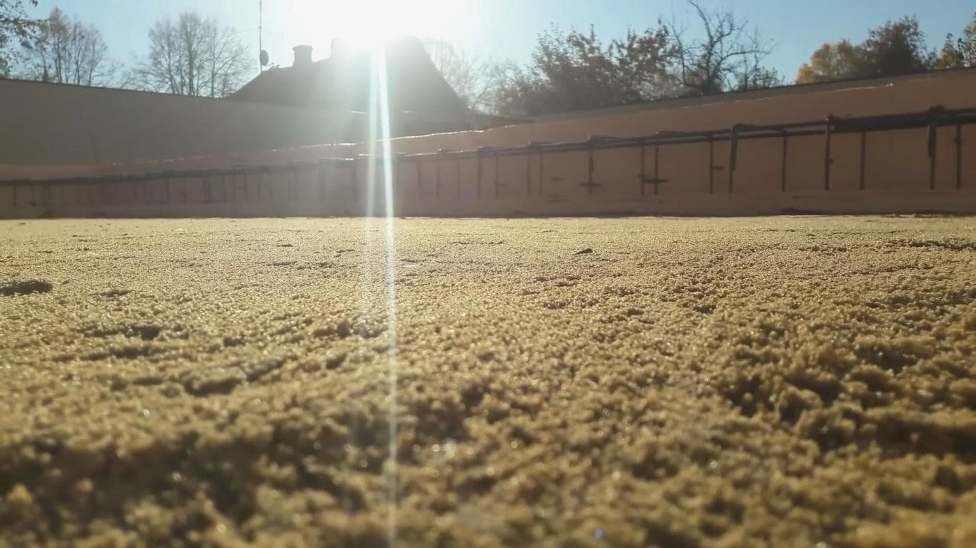Ровная поверхность песка после утрамбовки