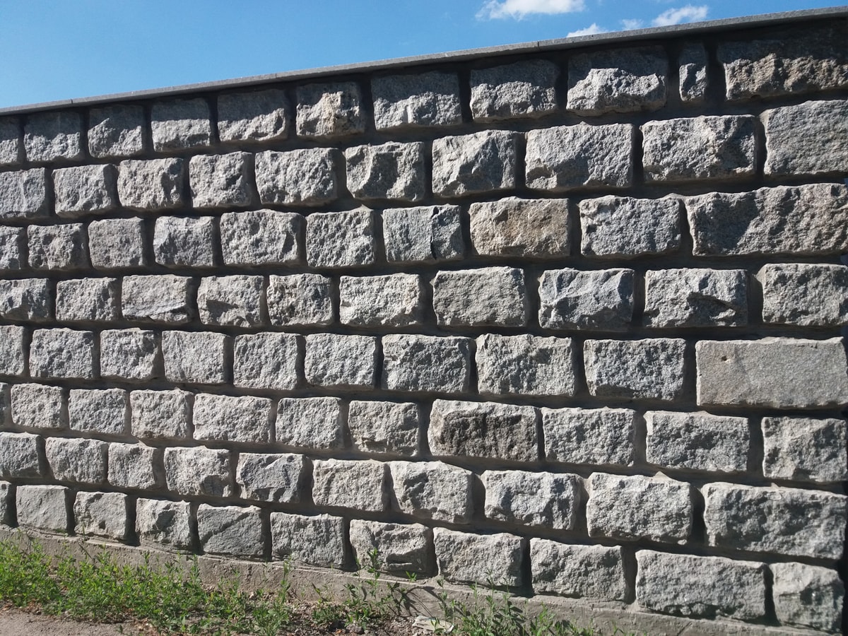 Забор из каменных блоков