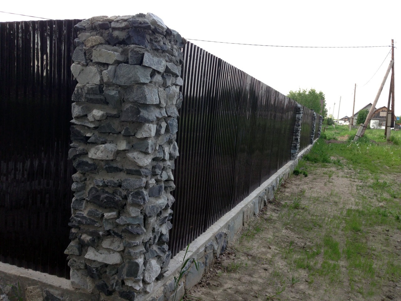 Комбинированный забор из камня