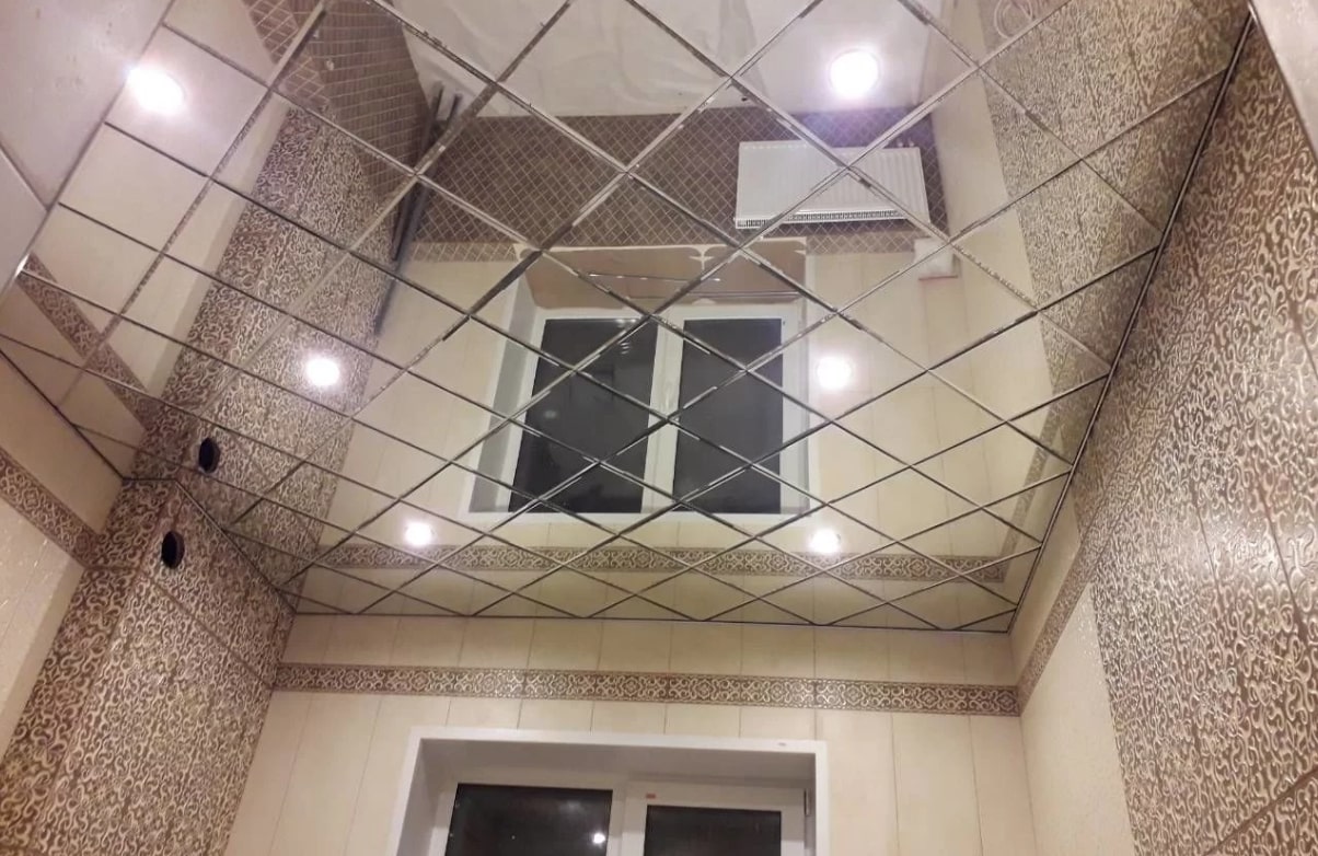 Зеркальный потолок из плиток