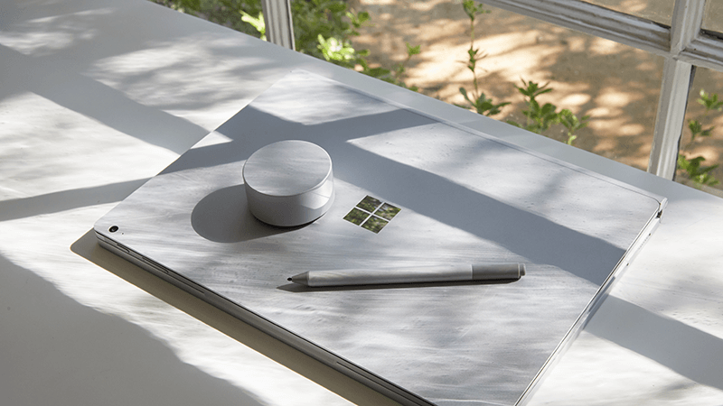 Surface Book, Surface Dial e Caneta para Surface numa secretária